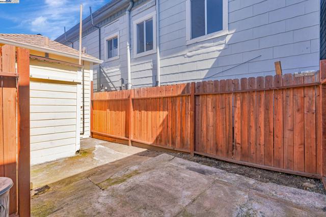 1540 16th Ave, Oakland CA: https://media.crmls.org/mediaz/fb108678-06b7-4f8e-88aa-05f8140ac35e.jpg