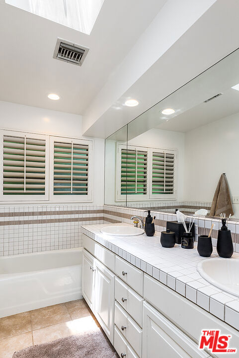 1215 Linda Ridge Lane, Pasadena CA: https://media.crmls.org/mediaz/fb1108b5-9695-43cf-adea-f18d60a188cc.jpg