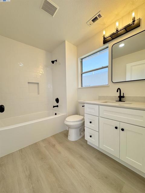 3251 Hyde St, Oakland CA: https://media.crmls.org/mediaz/fb11ea24-a3df-4e39-83e1-9ad5def14528.jpg