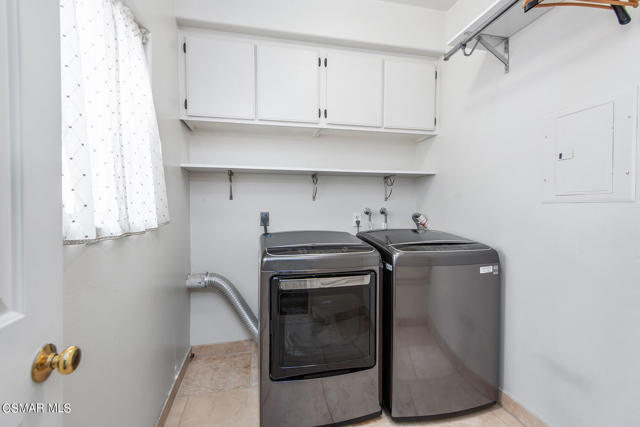 1025 Sunset Oak Circle, Newbury Park CA: https://media.crmls.org/mediaz/fb1313f8-dc2e-4c95-b662-8901de8d2a52.jpg