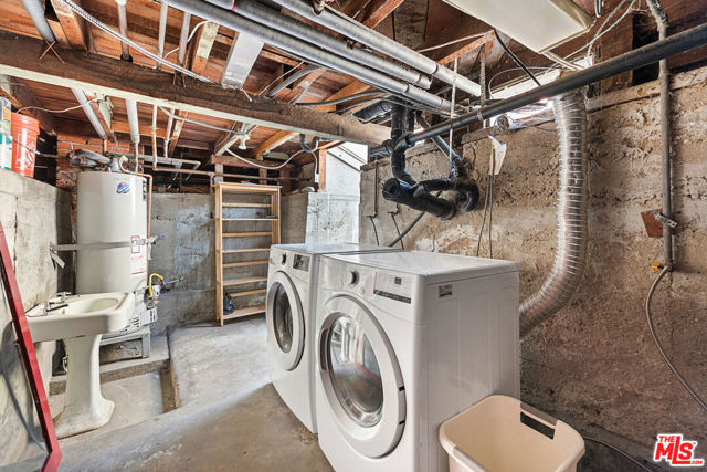 45 Breeze Avenue, Venice CA: https://media.crmls.org/mediaz/fb1682cc-64d9-484c-822b-cf0a03f2ae33.jpg