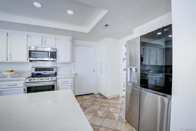 609 Rue Bayonne, Chula Vista CA: https://media.crmls.org/mediaz/fb1842a9-7d0b-4351-84a8-c3fe2a42982c.jpg