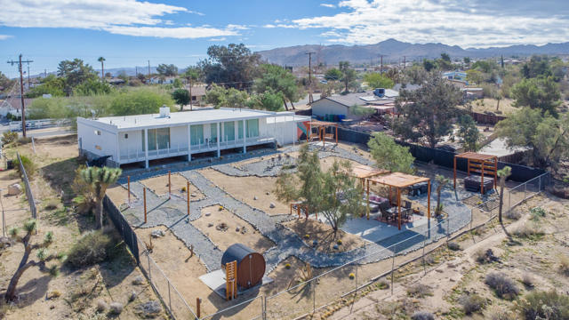 6946 Lennox Avenue, Yucca Valley CA: https://media.crmls.org/mediaz/fb18557c-7028-4805-95bb-40685b0be931.jpg