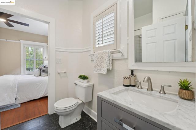 2002 Chestnut St, Oakland CA: https://media.crmls.org/mediaz/fb18c25f-ed23-407d-953d-ddfd3ea991a7.jpg