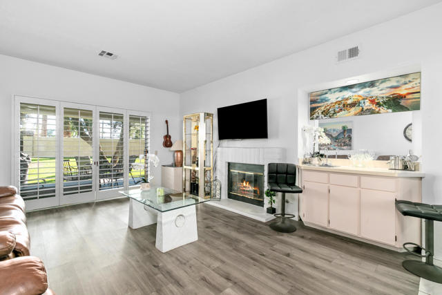 115 Desert Falls Dr. East E Drive, Palm Desert CA: https://media.crmls.org/mediaz/fb19eecd-3d51-4022-b1be-dda48836db3f.jpg