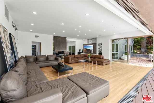 3567 Woodcliff Road, Sherman Oaks CA: https://media.crmls.org/mediaz/fb1ae0ed-b816-473f-9ef7-2ed0d98f5639.jpg