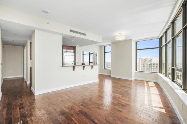 700 W E St, San Diego CA: https://media.crmls.org/mediaz/fb1e1286-924c-4bfb-8b3f-244398906348.jpg
