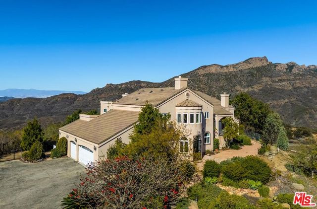 10827 Pacific View Drive, Malibu CA: https://media.crmls.org/mediaz/fb1e52d2-f59d-4160-a239-d9cca694a987.jpg