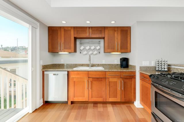 Detail Gallery Image 7 of 24 For 3119 Garrison St #3,  San Diego,  CA 92106 - 2 Beds | 2 Baths