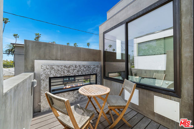 836 California Avenue, Venice CA: https://media.crmls.org/mediaz/fb1eafb0-b62a-4ec5-81d0-035cbda51300.jpg