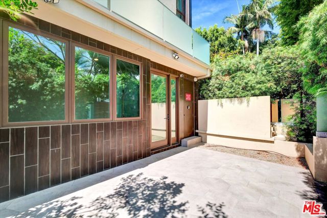 1249 N Formosa Avenue, West Hollywood CA: https://media.crmls.org/mediaz/fb1f11bc-0190-400e-98f4-d0271775d503.jpg