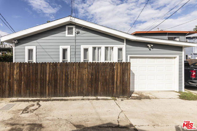 716 Sunset Avenue, Venice CA: https://media.crmls.org/mediaz/fb1f23ce-5ba9-499e-8aa3-ebd2294681f1.jpg