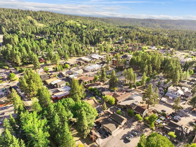 574 Lucerne Drive Drive, Big Bear CA: https://media.crmls.org/mediaz/fb1faa0b-8781-4f0c-9ce1-eb288867864a.jpg