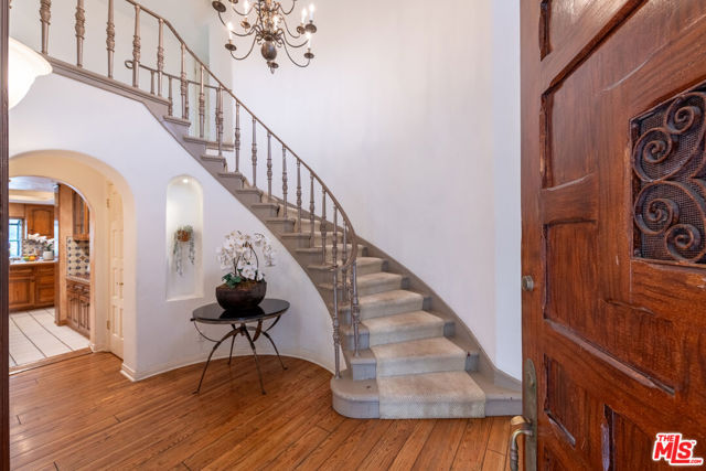 475 S Rodeo Drive, Beverly Hills CA: https://media.crmls.org/mediaz/fb1fe39b-a0a2-4f1e-9a23-0bef3f6c0c49.jpg