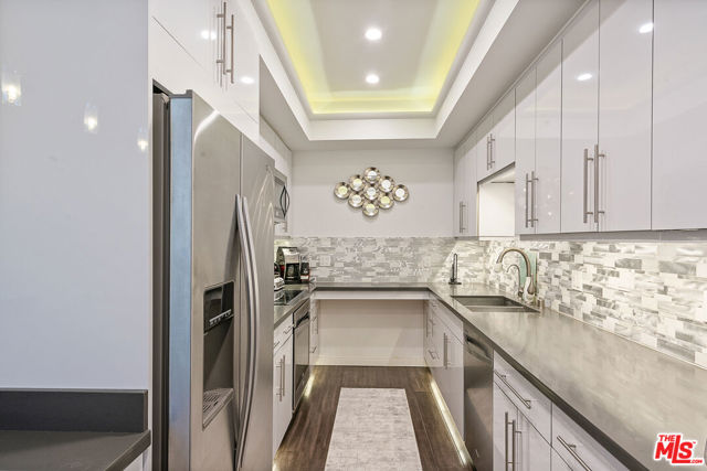 2175 S Beverly Glen Boulevard, Los Angeles CA: https://media.crmls.org/mediaz/fb203190-f280-4ca0-a995-9c3bebda4e58.jpg
