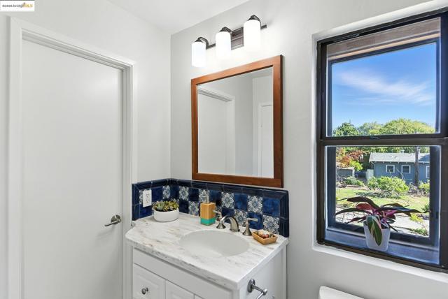 5321 Miles Ave, Oakland CA: https://media.crmls.org/mediaz/fb203f08-ea25-4fa3-978d-6dce178d3fa7.jpg