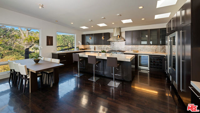 1415 Summitridge Drive, Beverly Hills CA: https://media.crmls.org/mediaz/fb2079b1-704e-411e-8b6c-18aa87a300f5.jpg