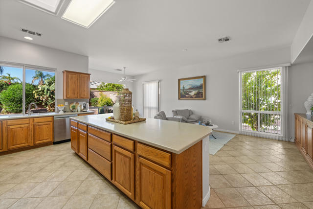 35925 Rosemont Drive, Palm Desert CA: https://media.crmls.org/mediaz/fb20fc25-f64e-4655-ac70-bdaa32678200.jpg