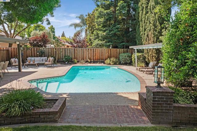 519 Ellesmere Dr, Walnut Creek CA: https://media.crmls.org/mediaz/fb21ae27-aa9a-40d3-a3f2-1188ff02b6cc.jpg