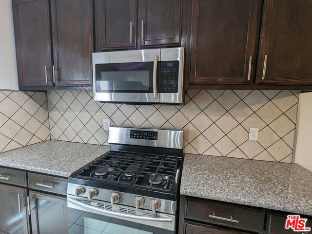 633 N Sweetzer Avenue, West Hollywood CA: https://media.crmls.org/mediaz/fb21ea5d-6137-490d-9e30-03f2df986884.jpg