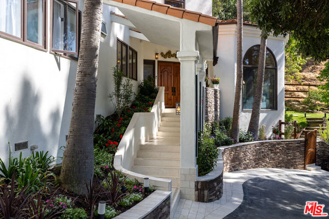 2468 Coldwater Canyon Drive, Beverly Hills CA: https://media.crmls.org/mediaz/fb21fb93-963f-438c-8200-59d5fceea561.jpg