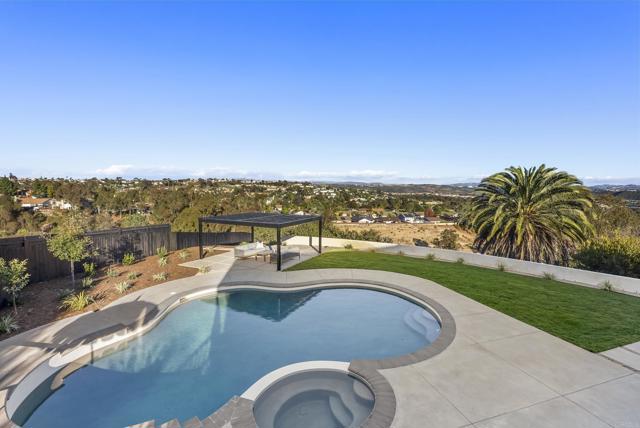 Detail Gallery Image 2 of 42 For 3920 Holly Brae, Carlsbad,  CA 92008 - 6 Beds | 5 Baths