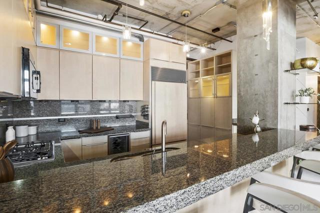 877 Island Ave, San Diego CA: https://media.crmls.org/mediaz/fb22ffe2-1812-446f-bc55-69c82fea9918.jpg