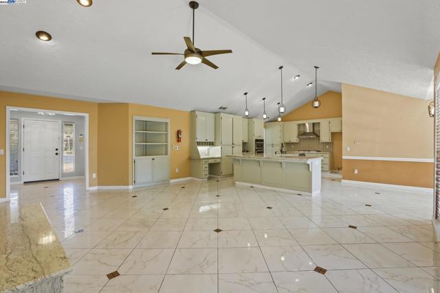 4470 Rolling Oaks Dr, Granite Bay CA: https://media.crmls.org/mediaz/fb231358-2c9f-495c-80b9-37415df98145.jpg