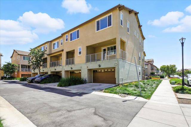 829 Blue Opal Drive, San Jose CA: https://media.crmls.org/mediaz/fb23dfec-5fc2-4143-b51b-fc647025c741.jpg