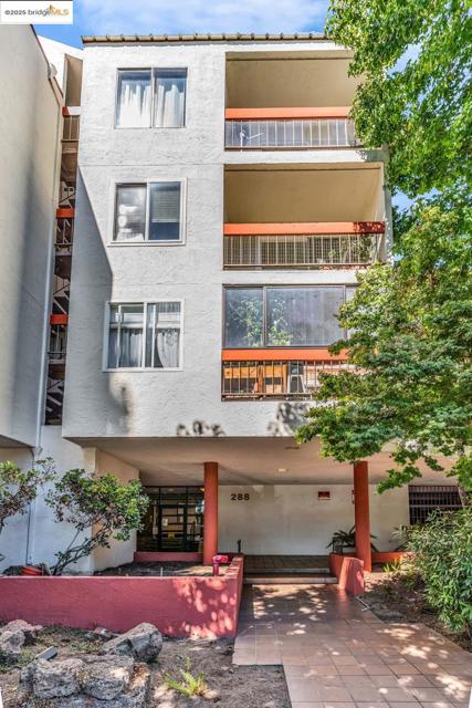 288 Whitmore St, Oakland CA: https://media.crmls.org/mediaz/fb23fb0c-3d5d-4358-99cc-4b6b5c5d3f73.jpg
