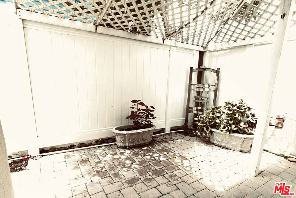 https://media.crmls.org/mediaz/fb23fcec-07e9-4e99-ac43-b847cdd8c3fd.jpg?preset=X-Large