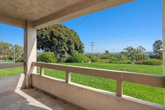 1914 Swallow Ln, Carlsbad CA: https://media.crmls.org/mediaz/fb2448a5-f586-4567-a751-c8f3f226c40f.jpg
