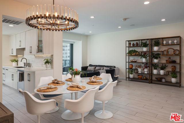 10490 Wilshire Boulevard, Los Angeles CA: https://media.crmls.org/mediaz/fb24b4d5-1985-4c4f-9929-3e3039a10823.jpg