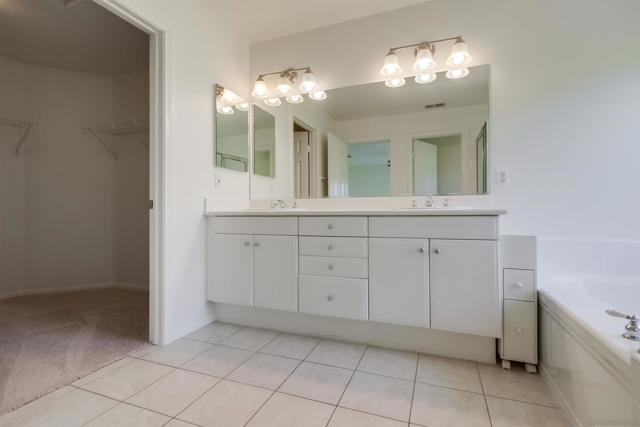 11532 Creekstone Lane, San Diego CA: https://media.crmls.org/mediaz/fb264bf5-7620-434d-9a3e-fd6cabe54e8a.jpg