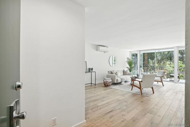 222 Quince St, San Diego CA: https://media.crmls.org/mediaz/fb2657ce-ed8b-4c64-a1ea-dab94039f45d.jpg