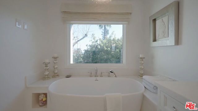 1380 Summitridge Place, Beverly Hills CA: https://media.crmls.org/mediaz/fb26736a-37dc-49b8-945a-dfcd4bb42ee1.jpg