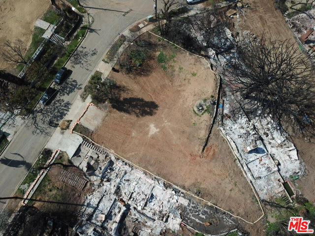 576 Erskine Drive, Pacific Palisades CA: https://media.crmls.org/mediaz/fb26d350-d56d-43b5-b548-3590513e42ea.jpg