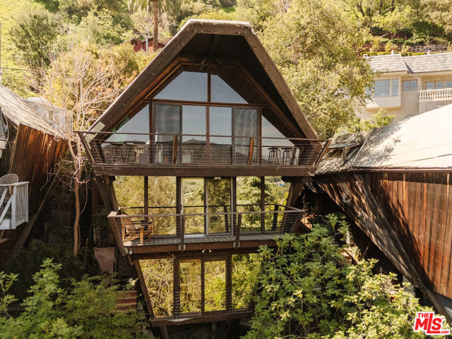 6894 Pacific View Drive, Los Angeles CA: https://media.crmls.org/mediaz/fb27272c-c624-4774-ae27-d249c074d084.jpg