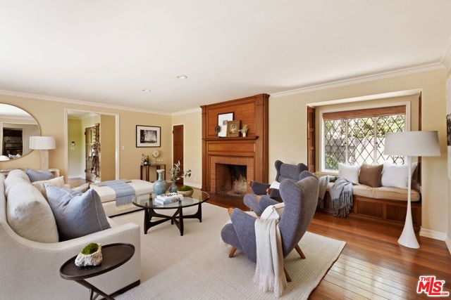 143 S Muirfield Road, Los Angeles CA: https://media.crmls.org/mediaz/fb27a8fe-134f-4a0c-bb14-274adddfd789.jpg