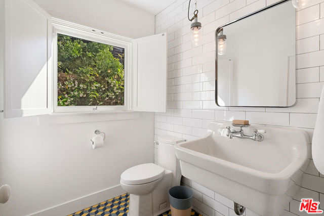729 Superba Avenue, Venice CA: https://media.crmls.org/mediaz/fb28cceb-c47f-4878-95e2-ab3c8e5c4952.jpg
