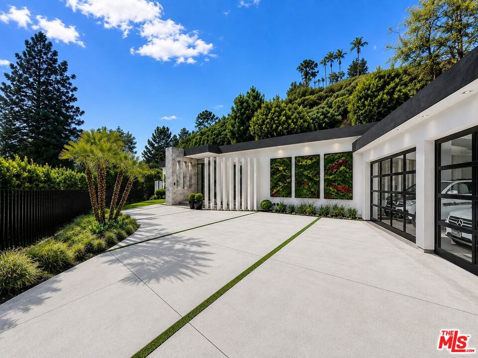 1049 Loma Vista Drive — Modern
