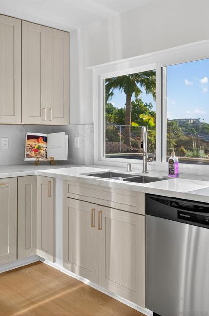 4060 Rosarita Dr, La Mesa CA: https://media.crmls.org/mediaz/fb28e810-e40a-428c-82cc-077fb21aa8cf.jpg