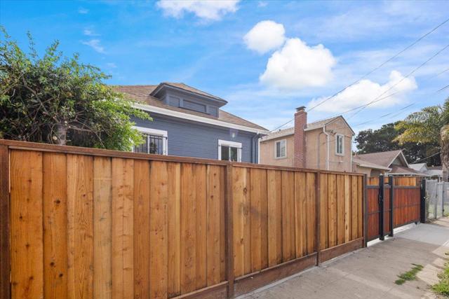 8850 Dowling Street, Oakland CA: https://media.crmls.org/mediaz/fb2a945f-e2b9-4745-8678-15c944351da8.jpg