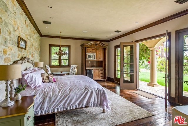 427 La Marina Drive, Camarillo CA: https://media.crmls.org/mediaz/fb2ad988-f021-42dd-96c2-84b4a660ce3c.jpg