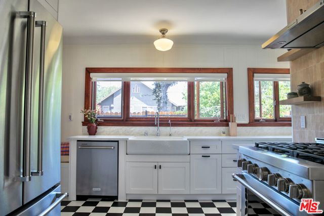 898 N Chester Avenue, Pasadena CA: https://media.crmls.org/mediaz/fb2ca441-2670-48a2-a410-d065a1ad12d0.jpg