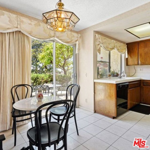 Breakfast area view to kitchen