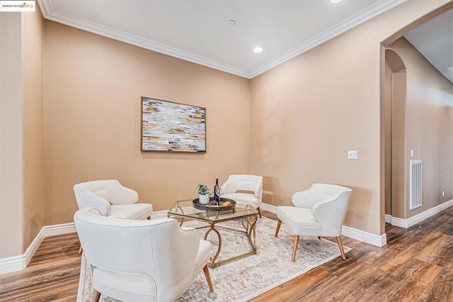 1741 Veneto Ln, Brentwood CA: https://media.crmls.org/mediaz/fb2cfb7f-0c0a-4320-9c2e-a99d13356841.jpg
