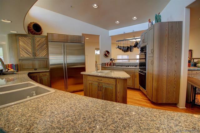 9918 Heavenly Way, La Mesa CA: https://media.crmls.org/mediaz/fb2e4f33-30c5-4f2c-8b02-9371d6af2ce6.jpg