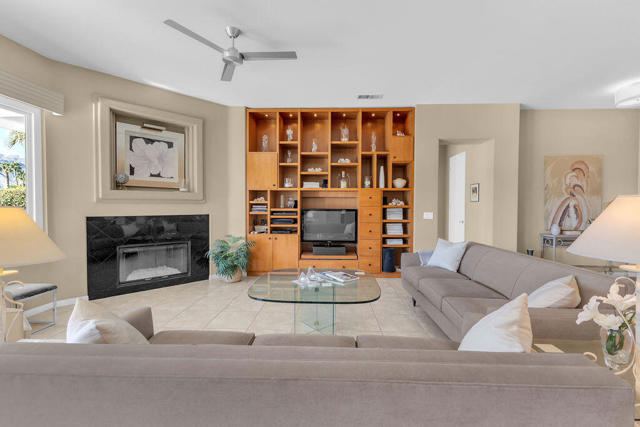 29 Calle La Reina, Rancho Mirage CA: https://media.crmls.org/mediaz/fb2e546d-1ad1-480a-be19-dc4a13fe124c.jpg