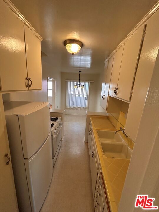 3011 Santa Monica Boulevard, Santa Monica CA: https://media.crmls.org/mediaz/fb2f065d-4da8-47b3-9084-0bd44d2cf9b2.jpg